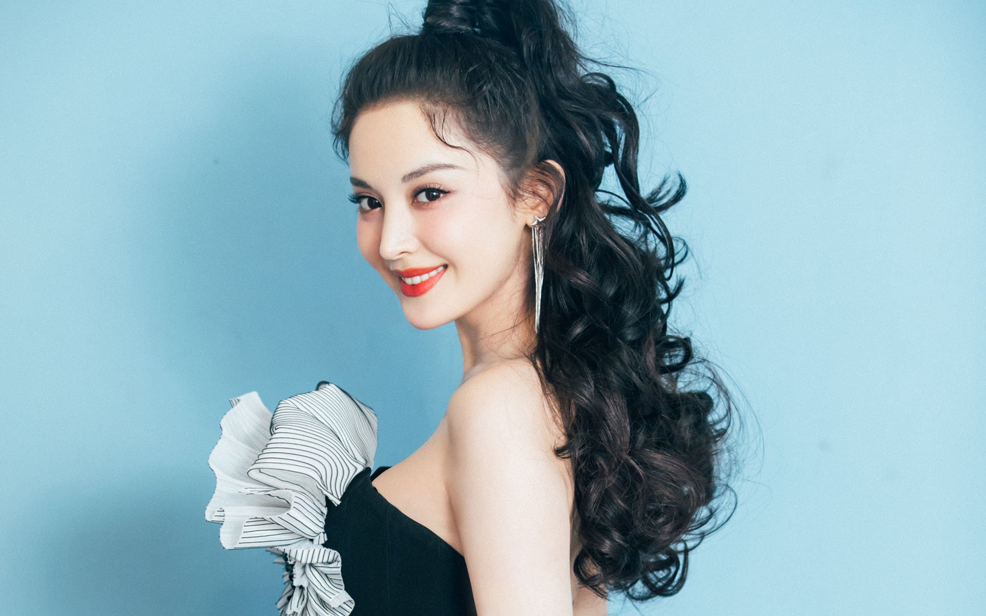 双星闪耀，内马尔独中两元，苏格兰俱乐部历史性淘汰利物浦