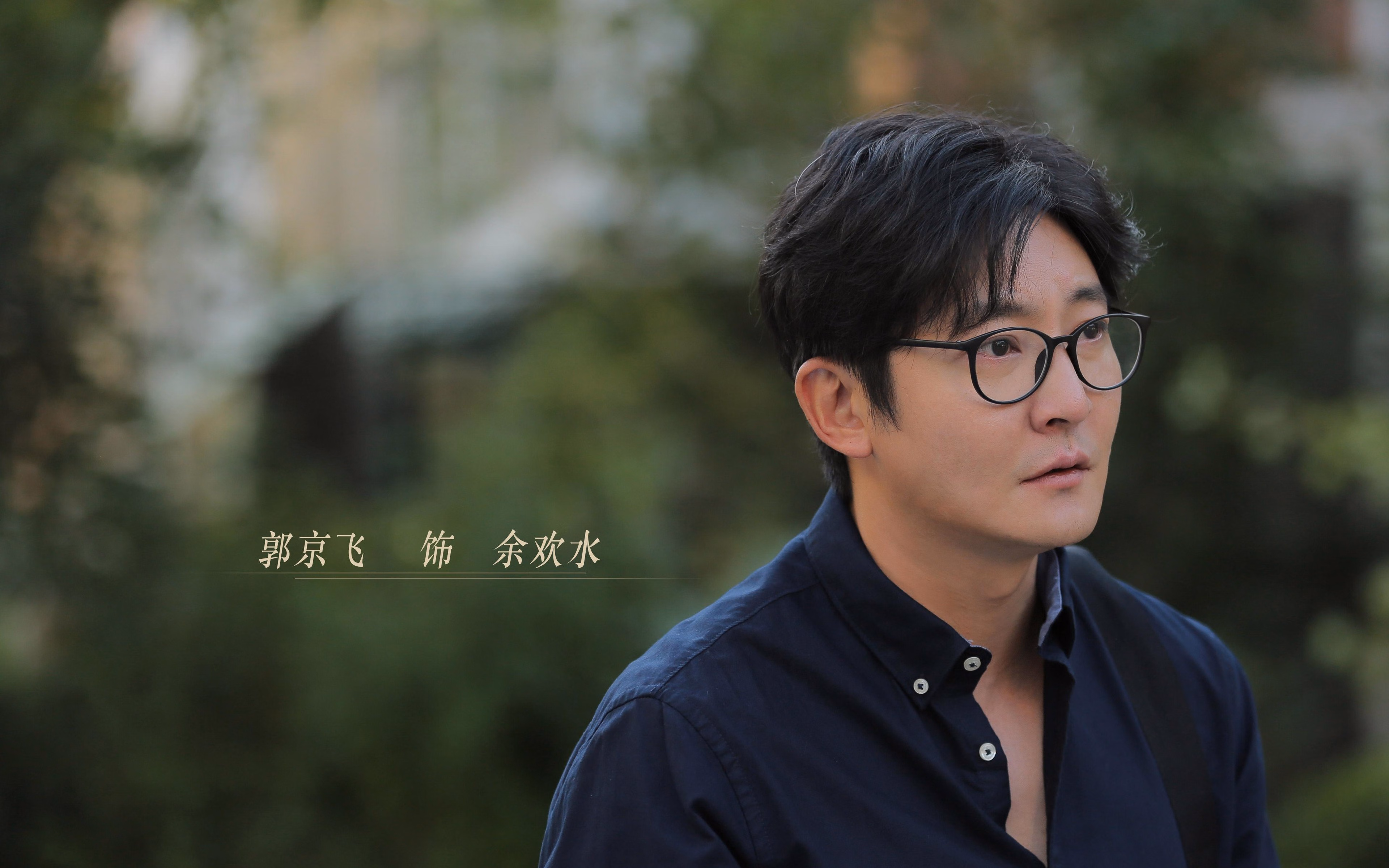 银色闪电与金色弧线