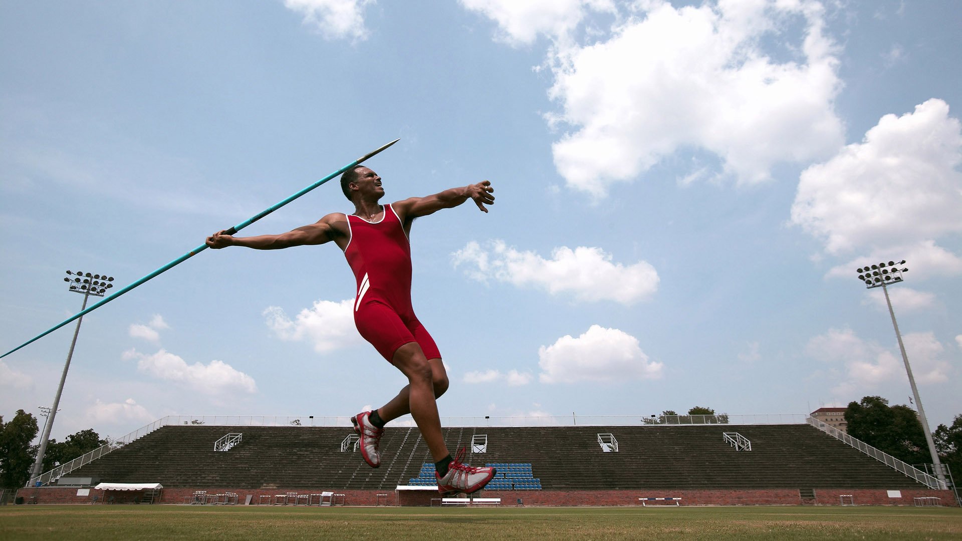 钢铁森林的逆袭，当深圳队与马刺在世界的天平上对弈